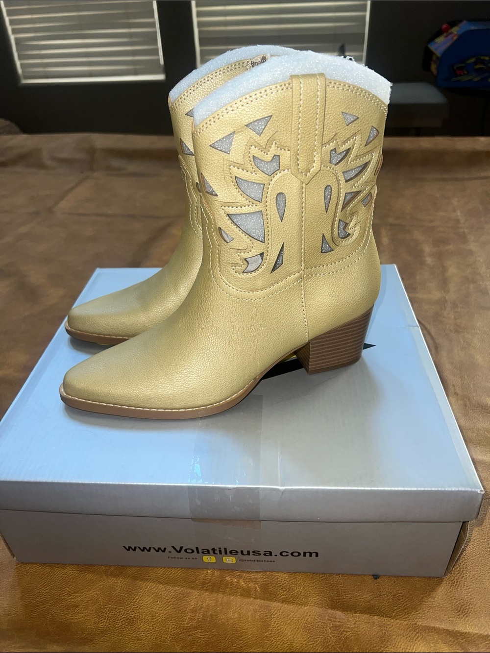 NIB VOLATILE Women's Esther Western Boot Women’s size  7.5